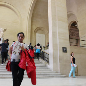 Lucie en repérage au Louvre avec Marc. Orthographe, etymologie.